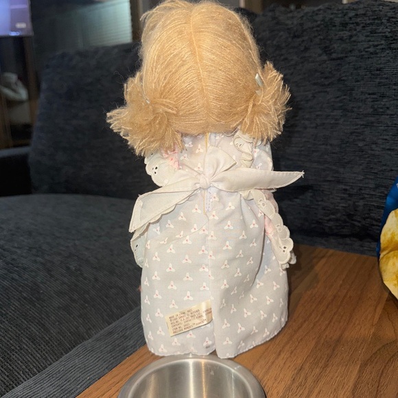 Vintage Precious Moments musical doll, likely the 1989 "Ronnie" model - Picture 2 of 2